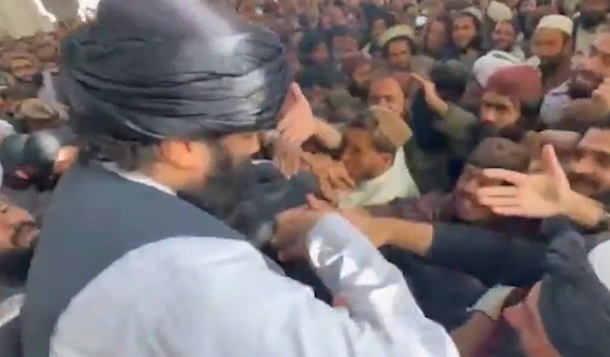 Afganistan İçişleri Bakanı tebdil-i kıyafetle denetime çıktı, halkın yoğun ilgisiyle karşılaştı