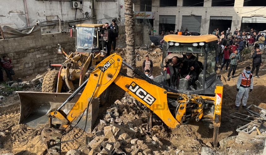 Gazze'de bir evin enkazından 14 şehidin naaşı çıkarıldı