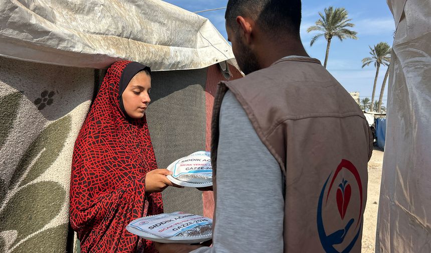 Gazze'de Yetimler Vakfı'nın sıcak yemek dağıtımları devam ediyor