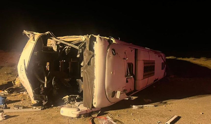 İran'da otobüs devrildi: 13 ölü 13 yaralı