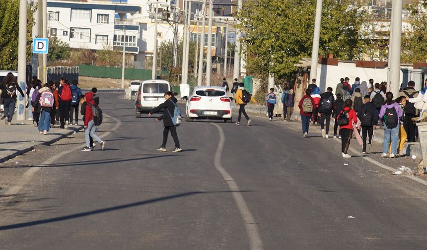 Köy yolunda tehlike