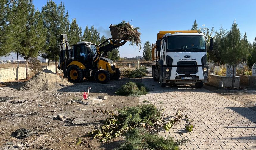 Mezarlıklarda Parke Onarımı ve Ağaç Budama Çalışmaları Başladı
