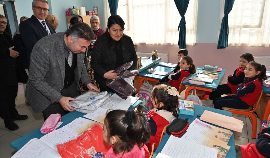 Üniversitelerin Diktiği Kıyafetler Minik Öğrencilere Hediye Edildi