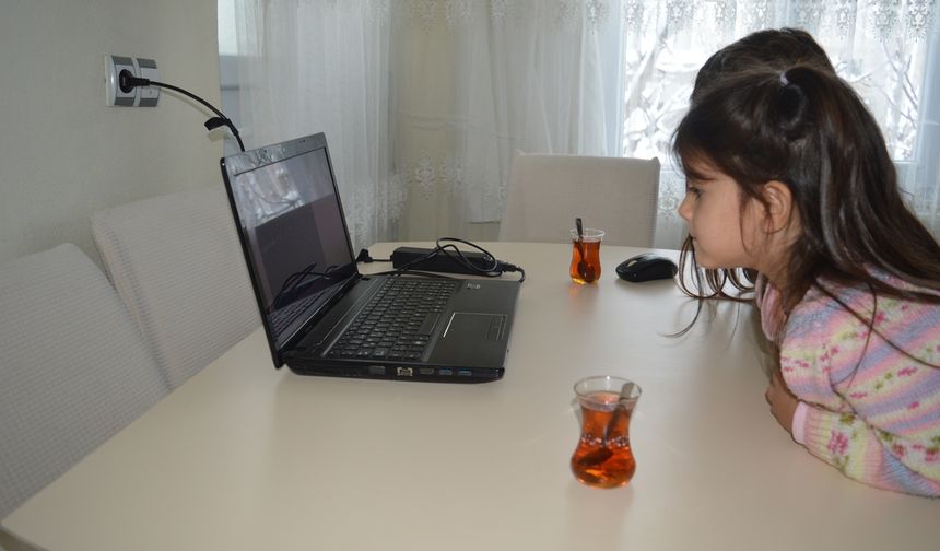 Ayaz: Ekranı çocuklar için bakıcı ya da susturucu olarak kullanmak ciddi olumsuzluklara neden olur