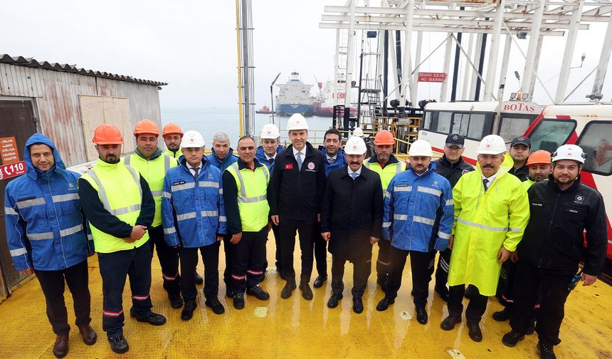 Bakan Bayraktar Dörtyol'daki FSRU tesisinde incelemelerde bulundu