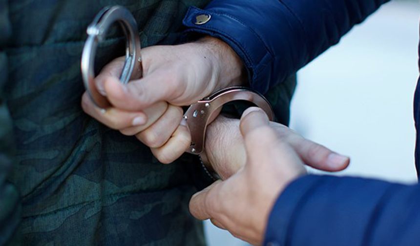 Çalıntı araçları parçalayarak satışa sunan 8 kişi yakalandı