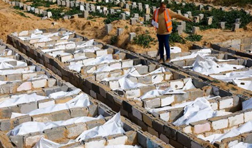 Gazze'de kimliği belirsiz şehitler defnedildi