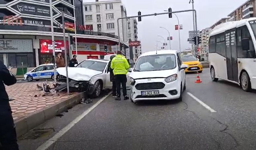 Gültepe Kavşağı'nda Maddi Hasarlı Kaza