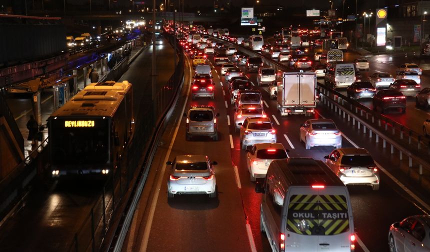 Yarıyıl tatilinin ardından İstanbul'da trafik yoğunluğu yeniden başladı