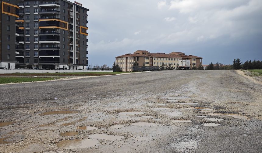 Başak Caddesi Sürücüleri Çileden Çıkardı: "Yollar Köstebek Yuvası!"