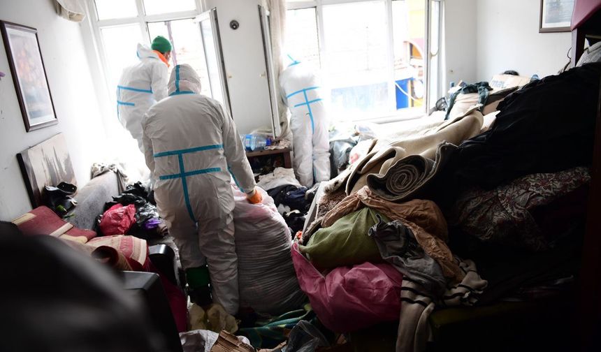 Bursa'da mahkeme kararıyla girilen evde 4 kamyon çöp çıktı