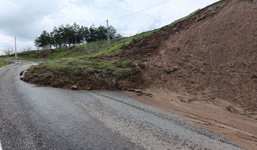 Diyarbakır-Mardin yolunda toprak kayması