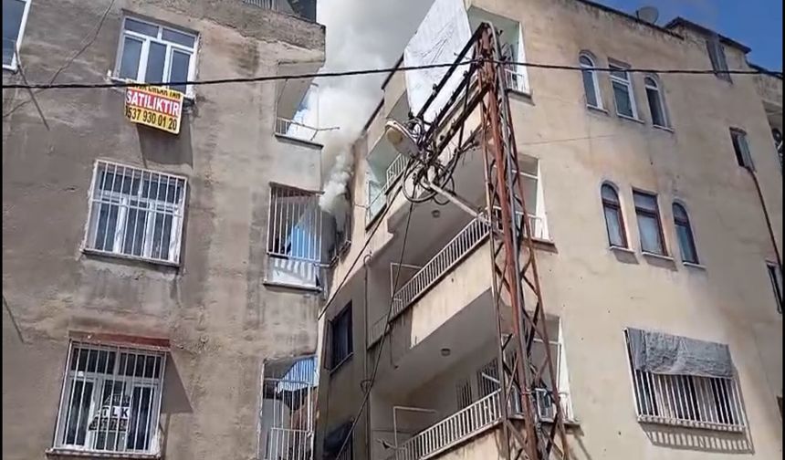 Diyarbakır'da 3 katlı apartmanda yangın