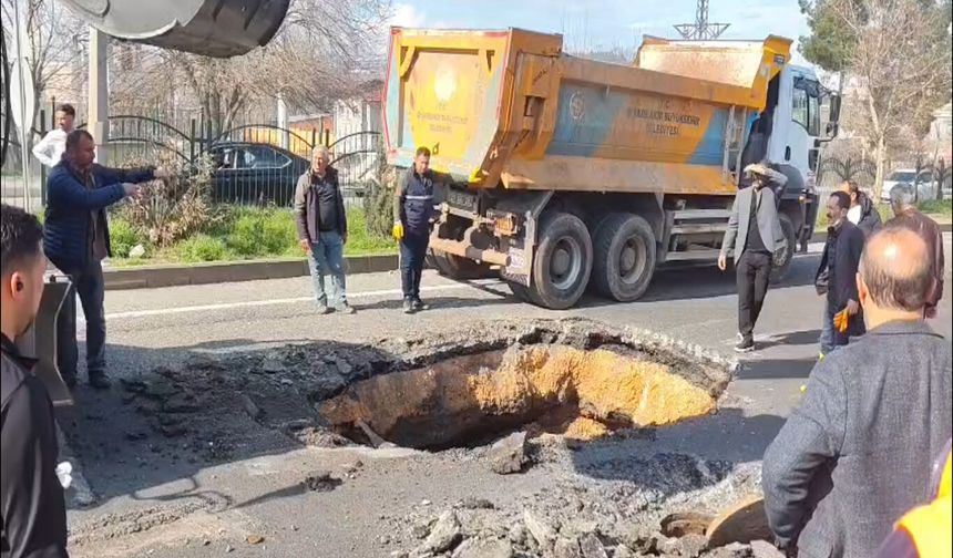 Diyarbakır'da yoğun yağış yol çökmesine neden oldu