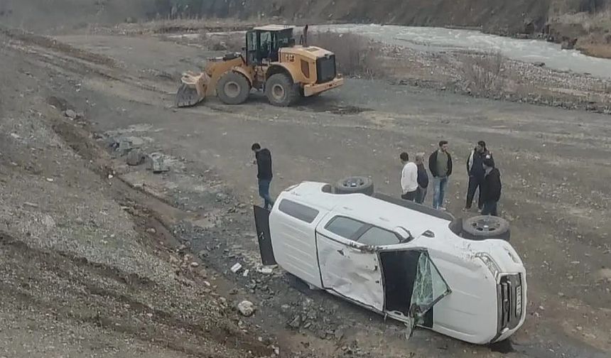 Kontrolden çıkan kamyonet şarampole yuvarlandı