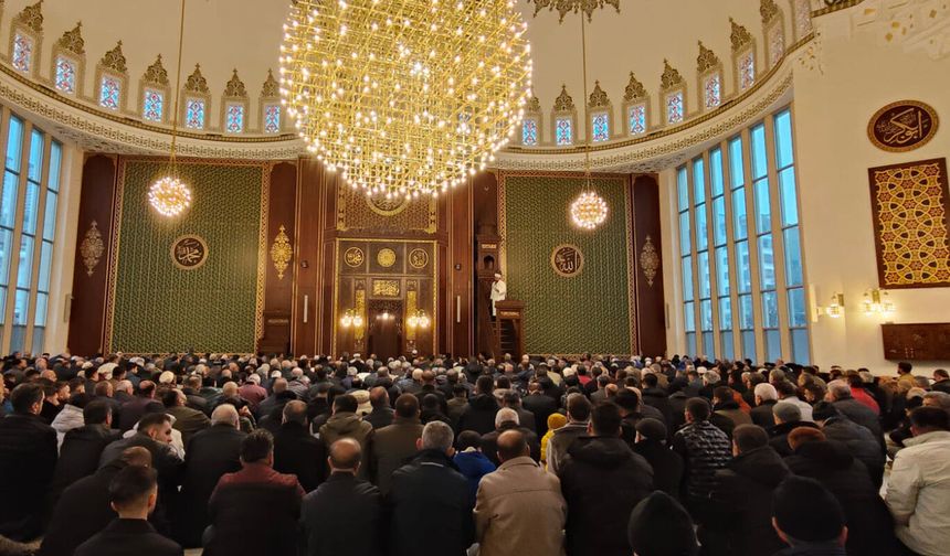 Malatya'da bayram namazında camiler doldu taştı