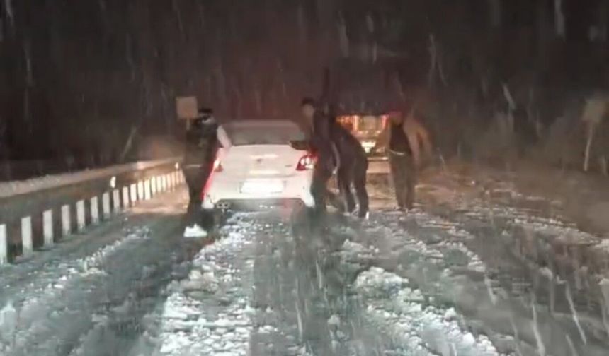 Mardin-Diyarbakır yolunda yoğun kar nedeniyle ulaşım aksadı