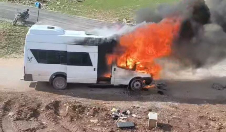 Mardin'de seyir halindeki öğrenci servisi alev aldı