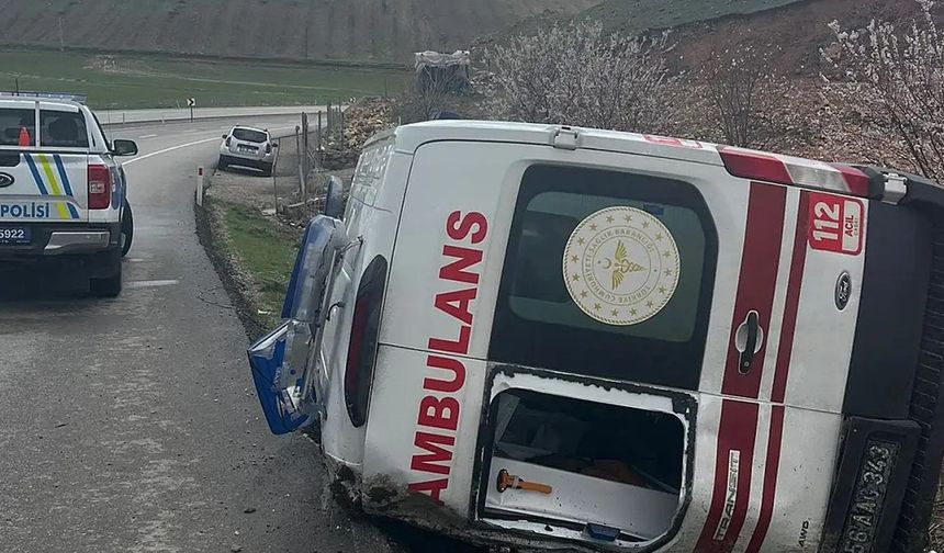 Siirt'te ambulans devrildi: Bir yaralı