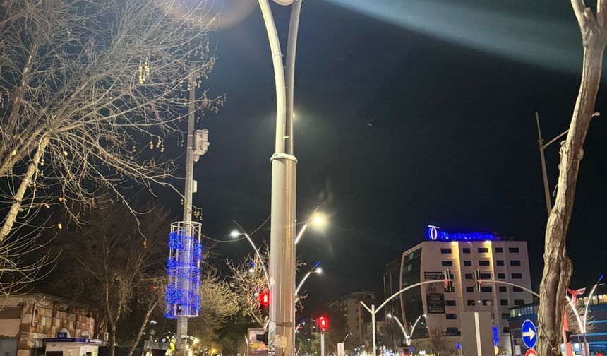 AYDINLATMA DİREKLERİ BAKIM VE ONARIMDAN GEÇİYOR