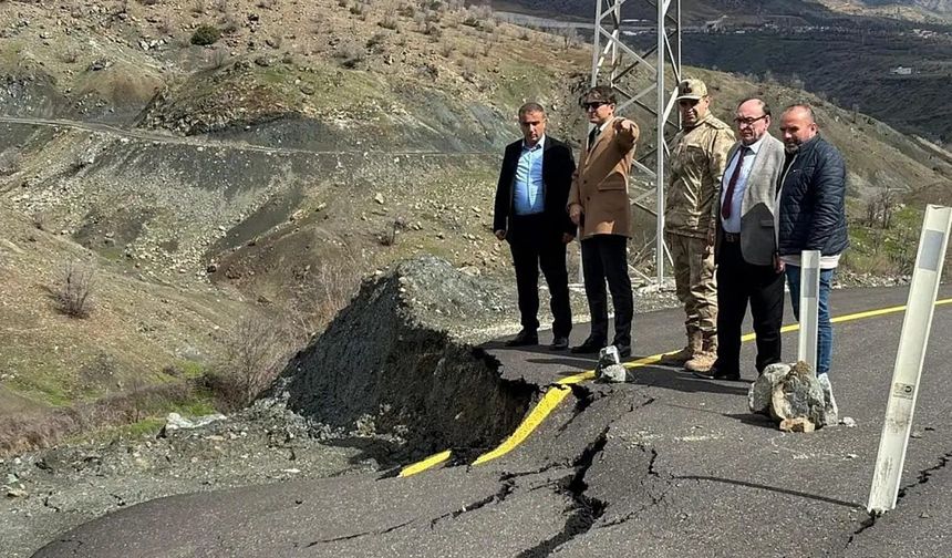 Baykan'da şiddetli yağış yolları çökertti: Ulaşım kontrollü sağlanıyor