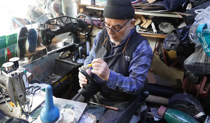 Bir ömür aynı tezgahta: Mehmet Usta 54 yıldır ayakkabı tamir ediyor