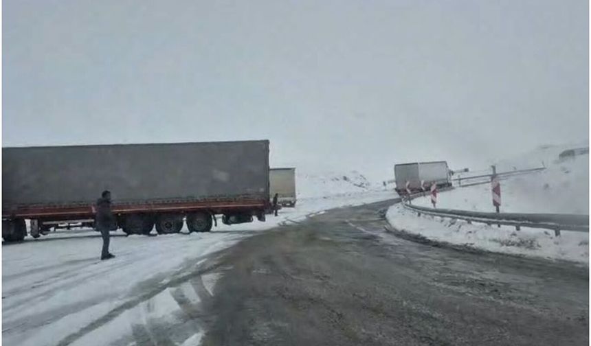 Erzurum-Çat kara yolunda tırlar mahsur kaldı