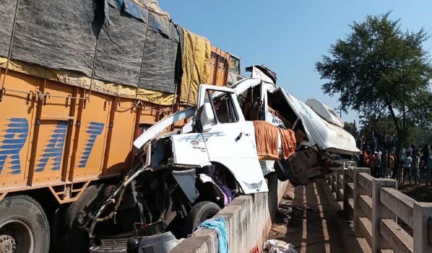 Hindistan'da zincirleme kaza: 13 ölü, 30 yaralı