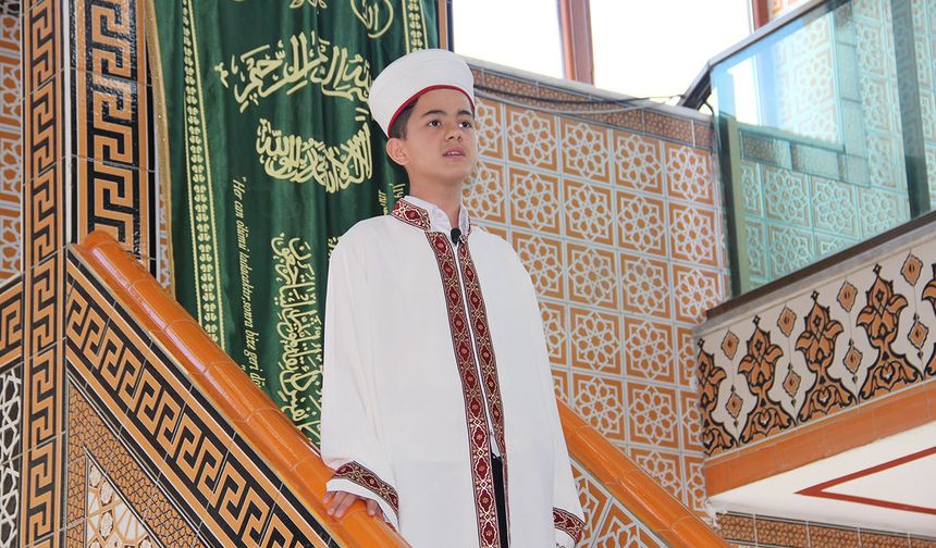 Kozluk'ta 13 yaşındaki hafız ilk kez minbere çıktı, cemaate cuma namazı kıldırdı