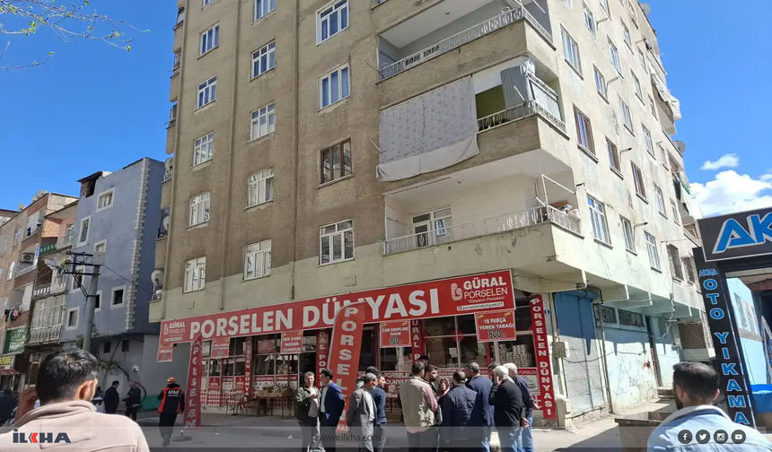 Îddîayên ku avahî diheje, niştecihên avahîyê derxistin kolanan