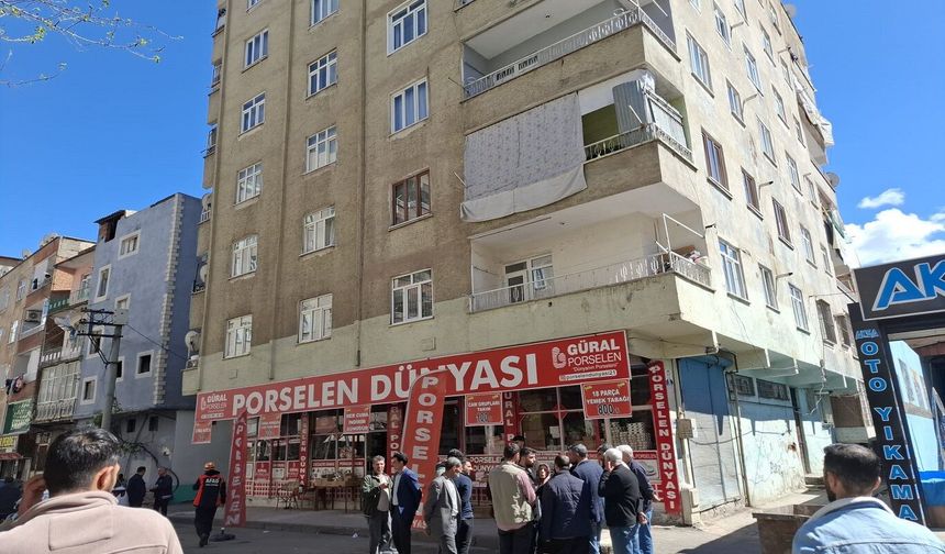 Binanın sallandığı iddiası apartman sakinlerini sokağa döktü