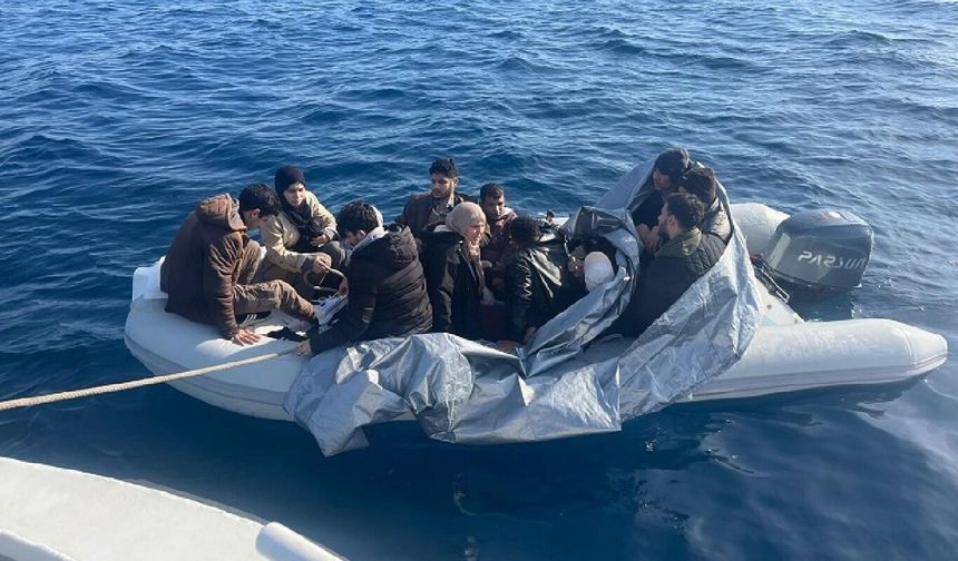 İzmir açıklarında 12 düzensiz göçmen yakalandı