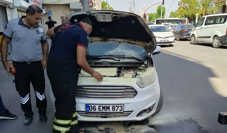 Cumhuriyet Bulvarı'nda Seyir Halindeki Araç Alev Aldı