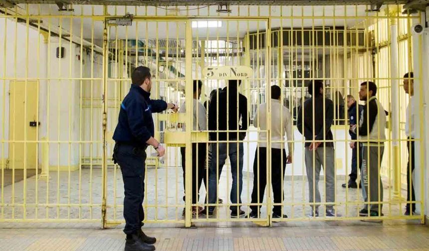 Fransa'da düzensiz göçmenlerin gözaltı süresi uzatıldı: Tartışmalı yasa parlamentodan geçti