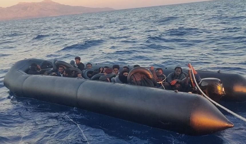 İzmir açıklarında sürüklenen lastik bottaki 33 göçmen kurtarıldı