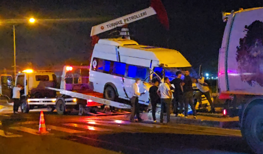 Minibüs ile çöp kamyonu çarpıştı
