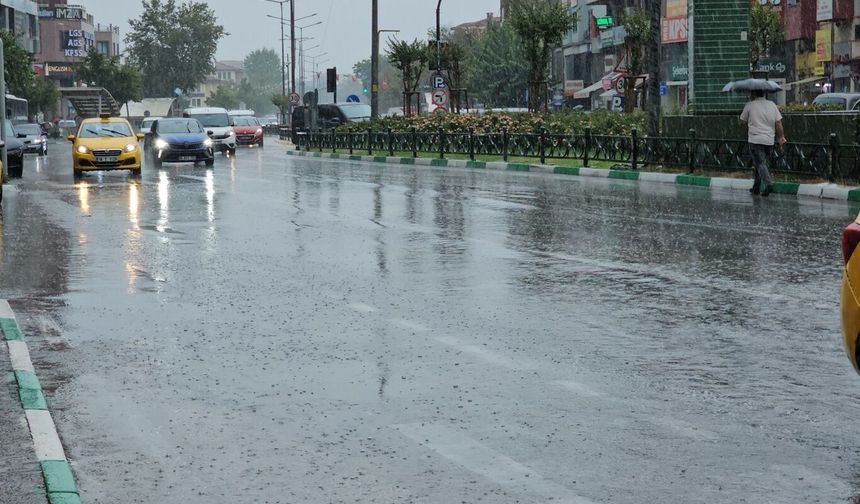 Bursa'da sağanak etkili oluyor, Yollar göle döndü