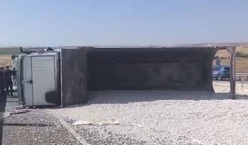 Diyarbakır'da çakıl yüklü kamyon devrildi: 1 yaralı