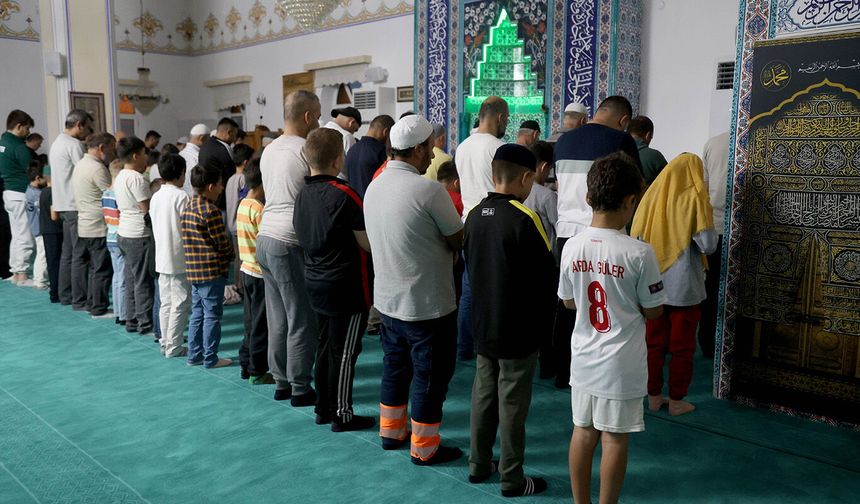 'Güle Oynaya Camiye Gel' projesinde camiler çocuklarla doluyor