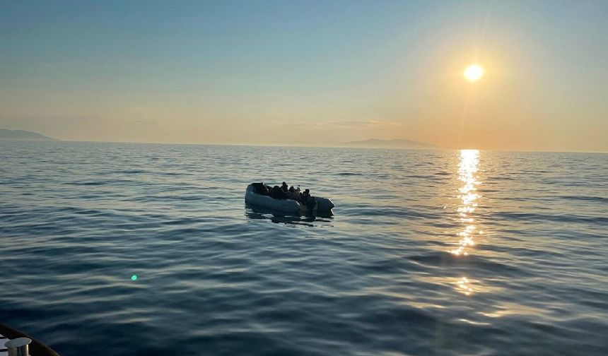 İzmir açıklarında 27 düzensiz göçmen yakalandı