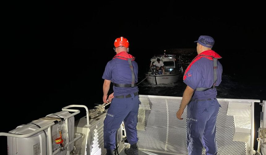 İzmir açıklarında arıza nedeniyle sürüklenen teknedeki 3 kişi kurtarıldı