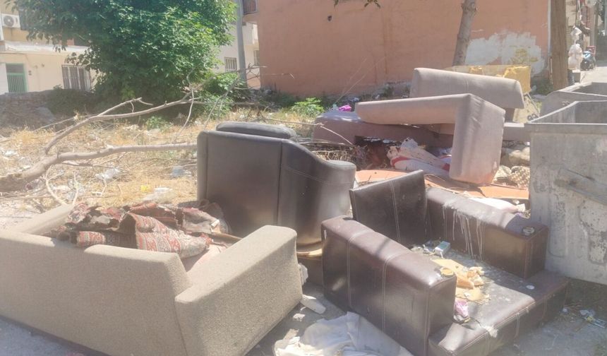 Konak'ta boş araziye bırakılan ev eşyaları tepki çekti