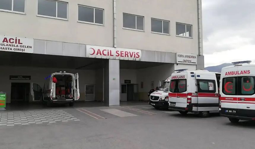 Malatya'da iki kamyonet çarpıştı: 8 yaralı
