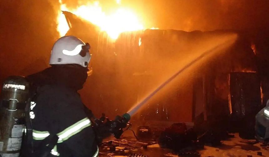 Antalya'da balıkçı barınağında yangın: 20'den fazla tekne alev aldı