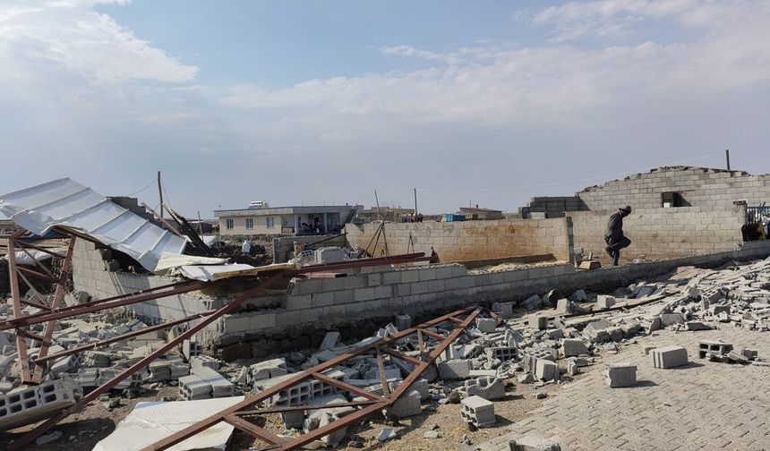 Diyarbakır'da şiddetli rüzgar ahırın çatısını uçurdu, 2 çocuk yaralandı