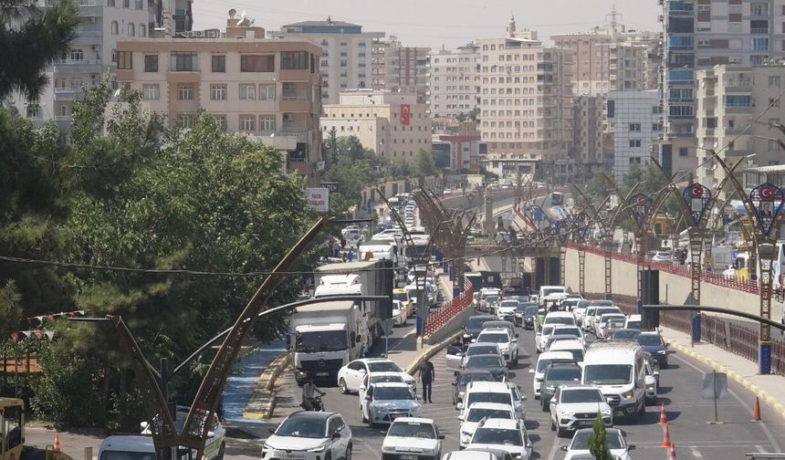 Mardin'in en işlek yolunda gündüz vakti asfalt çalışması