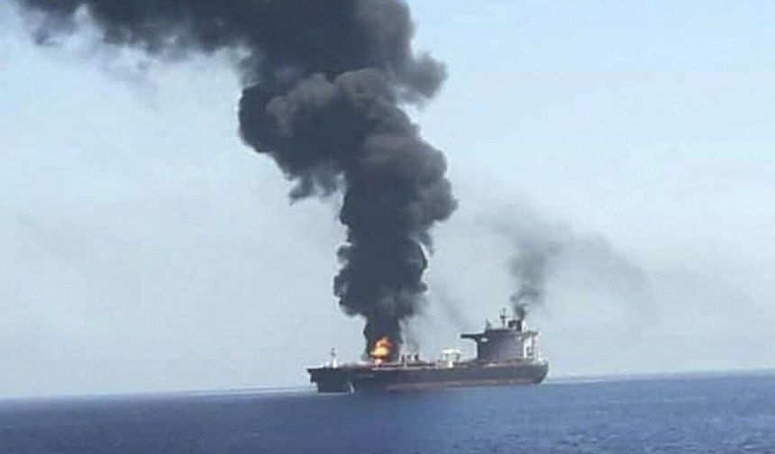Umman açıklarında petrol tankeri vuruldu