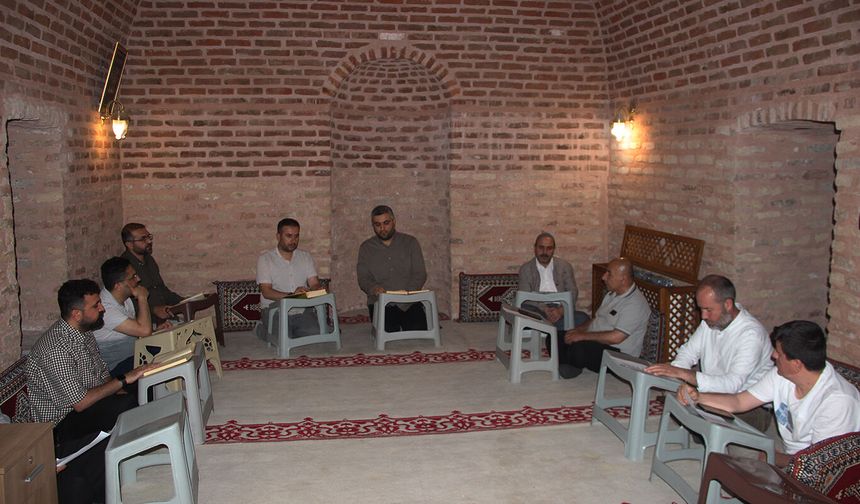 Dîwana Melayê Cizîrî li Medrese ya Sor tê şerhkirin