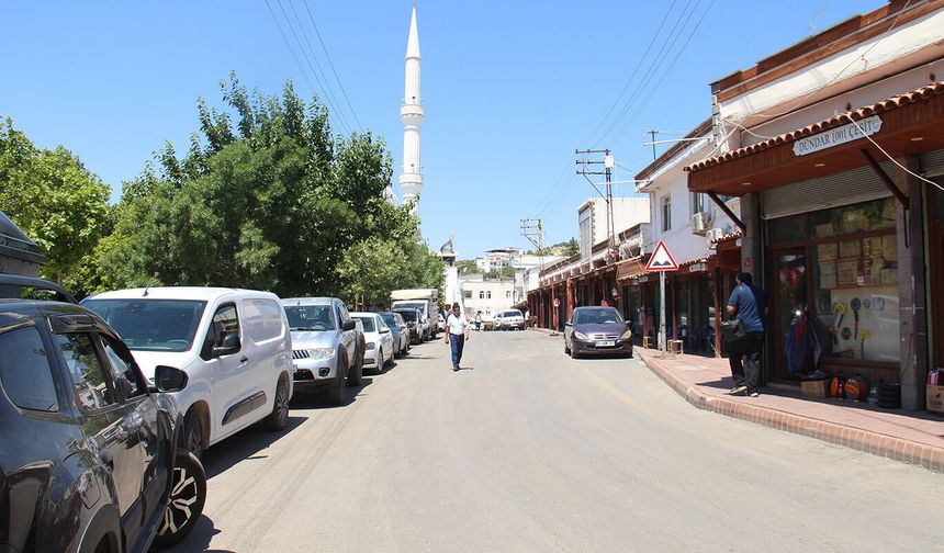 Eğil'de otopark çilesi: Ziyaretçiler ceza, esnaf müşteri kaybediyor