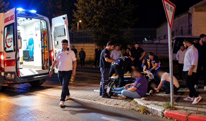 Malatya'da transit minibüs ağaca çarptı: 2 yaralı